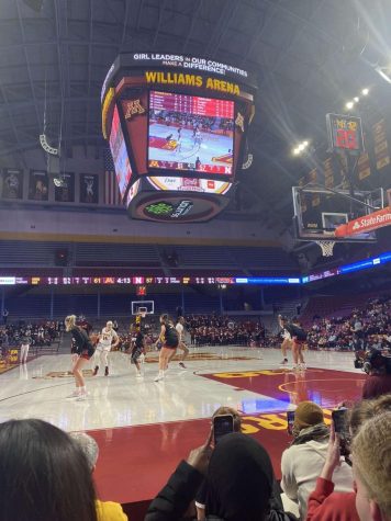 Girls basketball team travels to University of Minnesota, seeks inspiration