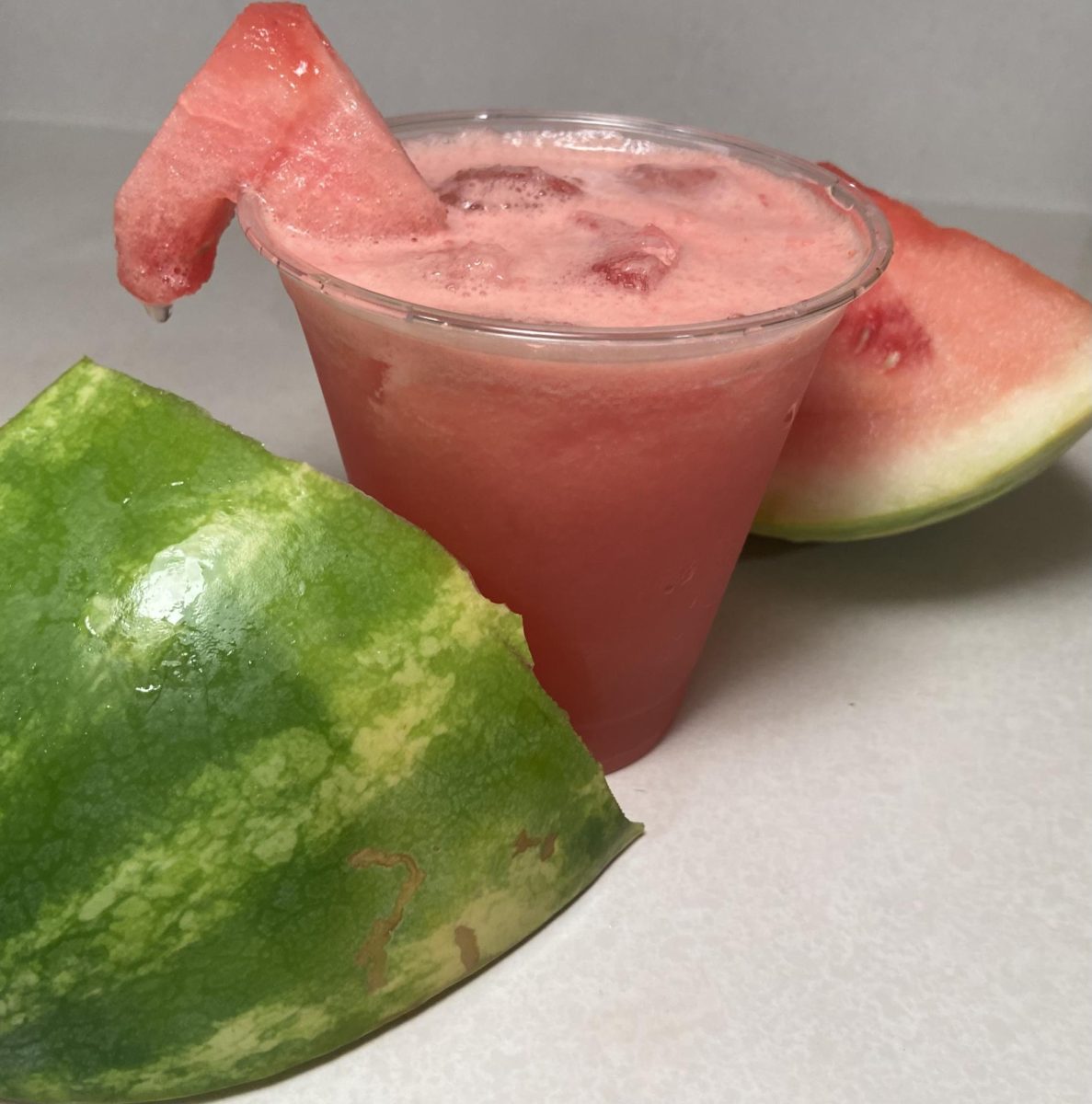 Refreshing+watermelon+agua+fresca+with+some+fresh+watermelon+on+the+side+makes+for+a+tasty+sweet+treat%2C+even+in+winter%21