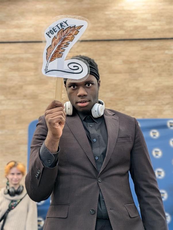Epps reps his category of serious poetry interpretation before the rounds.