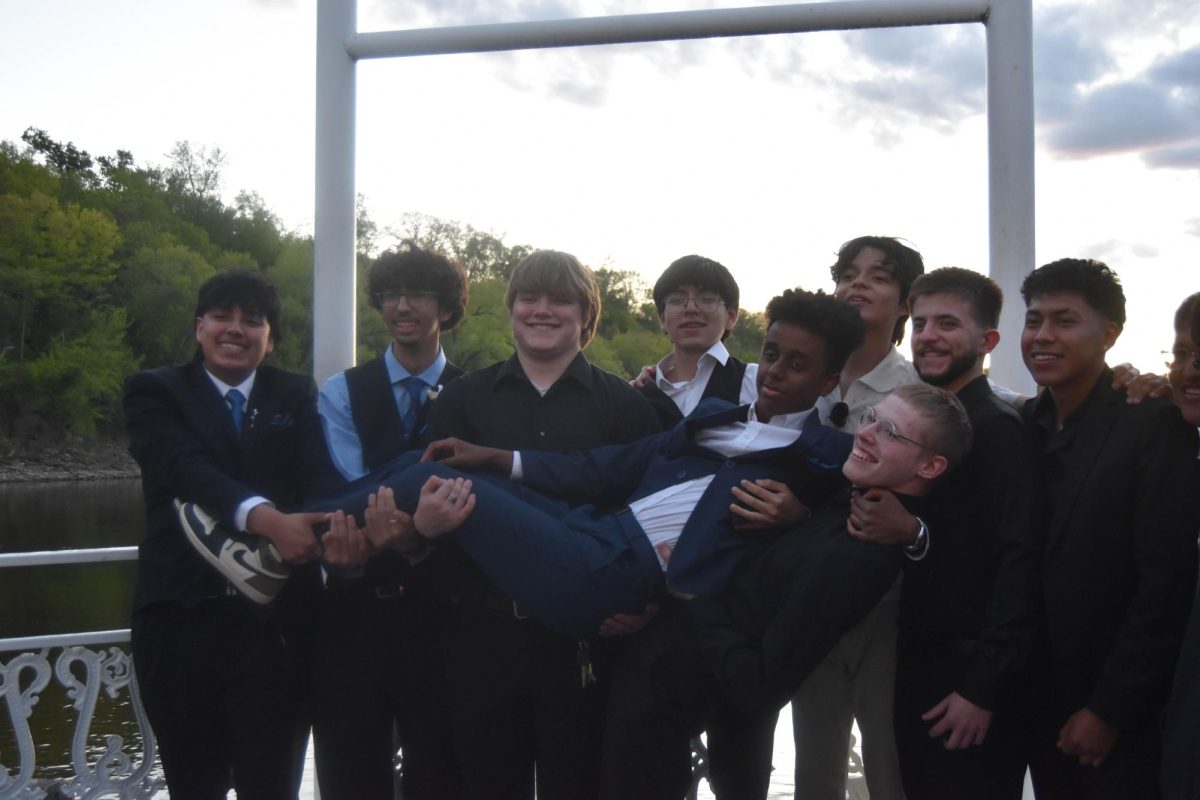 Group photo with big smiles, prom was lit.